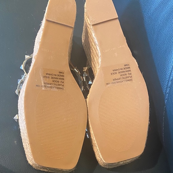 Steve Madden Wedge Sandals - Tan and Silver Accents BRAND NEW - Picture 6 of 6